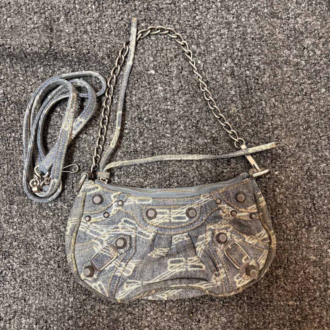 Balenciaga Le Cagole xs (Category: Shoulder Bags) located in Pasay City. Submitted by carriebradshaw_ (Listing ID 1462229018, Image 1). Description: 100% authentic With dust bag and paperbag nego Bought for: 98,000.