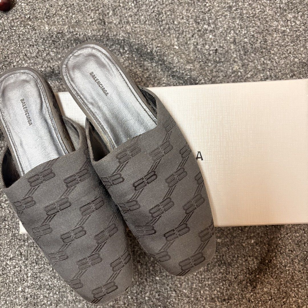 Balenciaga Mules (Category: Casual Shoes) located in Pasay City. Submitted by carriebradshaw_ (Listing ID 1462228433, Image 3). Description: 100% original UNISEX nego size 37.5 Bought for: 46,500.