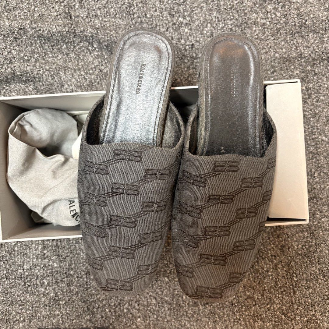 Balenciaga Mules (Category: Casual Shoes) located in Pasay City. Submitted by carriebradshaw_ (Listing ID 1462228433, Image 1). Description: 100% original UNISEX nego size 37.5 Bought for: 46,500.