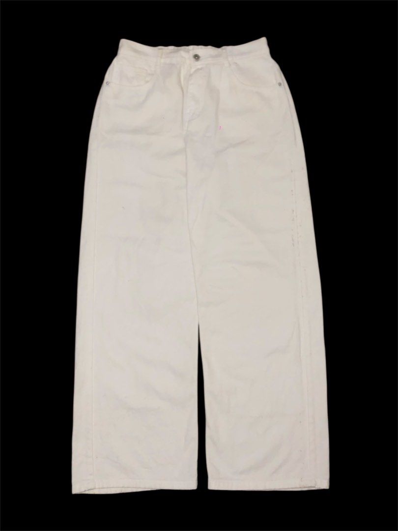 White Baggy Jeans Y2K (Category: Jeans) located in Quezon City. Submitted by nelldecluts (Listing ID 1462080266, Image 1). Description: FORSALE Free size waist Lenght 42 No fcking issue pag meron ibalik mo asap.