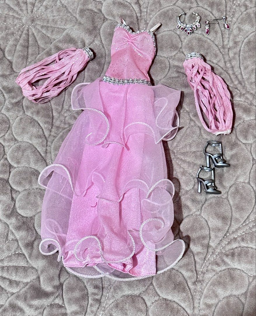 Barbie Dancing with the star complete ensemble (Category: Kids Toys) located in Naga. Submitted by vanniel0 (Listing ID 1462261427, Image 1). Description: Complete dancing with the star ensemble Neck lace Earrings Gloves puff Dress.