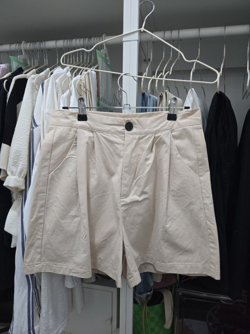 Basic Bage Short - Dazy (Category: Shorts) located in Agoncillo. Submitted by ariannacvii (Listing ID 1462053828, Image 1). Description: 👖 Pre-Loved Basic Bage Short — ₱250 Decluttering my wardrobe and letting go of this pre-loved piece! 🤍 • Size: L • Brand: Dazy (SheIn) • Condition: Like New • Price: ₱250 Easy to style and perfect for everyday wear! ✨ 📌 IMPORTANT NOTE: Some of my clothes have been stored and unused for quite some time, so the