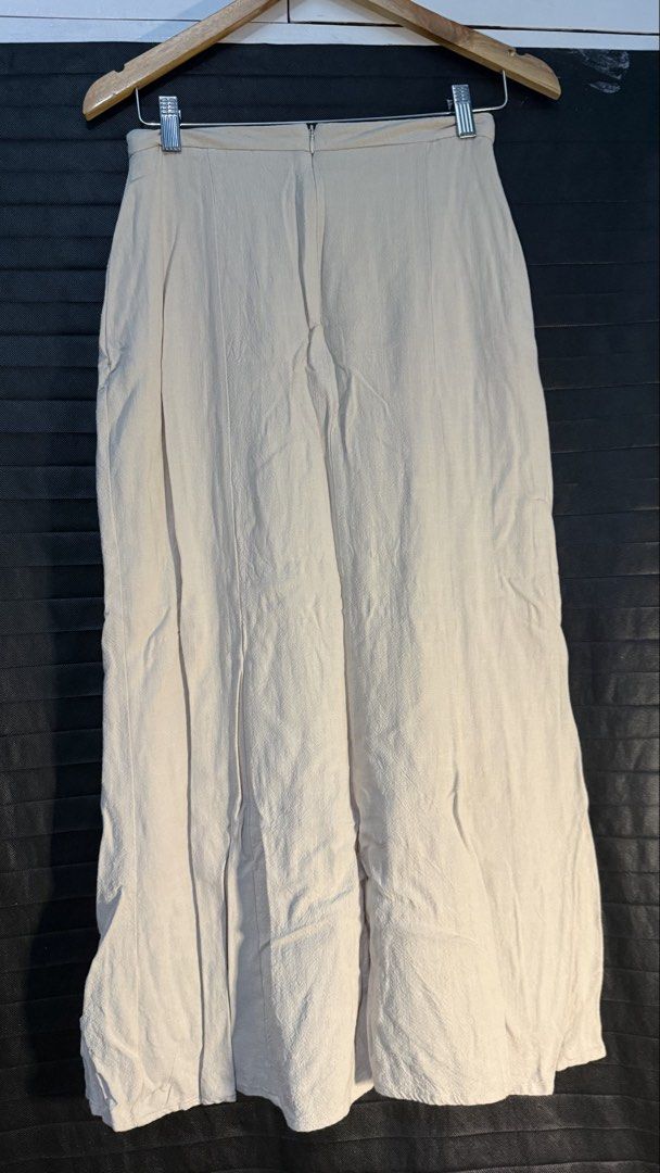 BAYO Midi Skirt (Category: Skirts) located in Makati City. Submitted by clutterfreejia (Listing ID 1462162003, Image 2). Description: Store bought at ₱2695.50 Size on tag: medium No pockets Color: beige Used once for a wedding No flaws Tailor adjustment: sides to tighten because was too loose for my waist. Can be unstitched to get original size Rfs: not fit for my body shape.