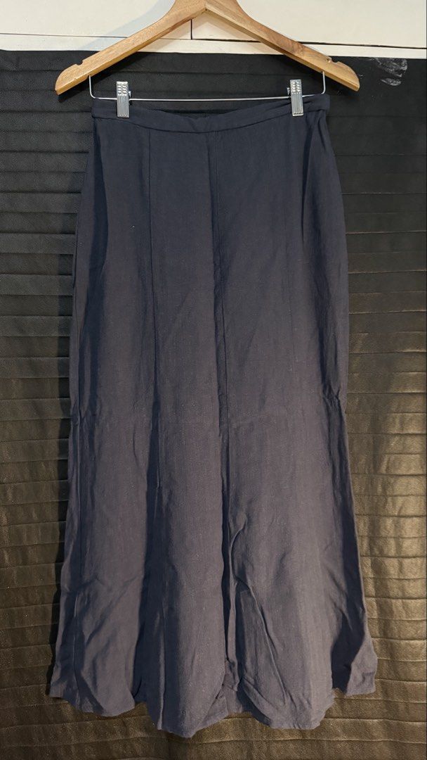 BAYO Midi Skirt (Category: Skirts) located in Makati City. Submitted by clutterfreejia (Listing ID 1462163112, Image 1). Description: Store bought at ₱2995 Size on tag: small No pockets Color: navy blue Used twice for wedding No flaws Rfs: not fit for my body shape.