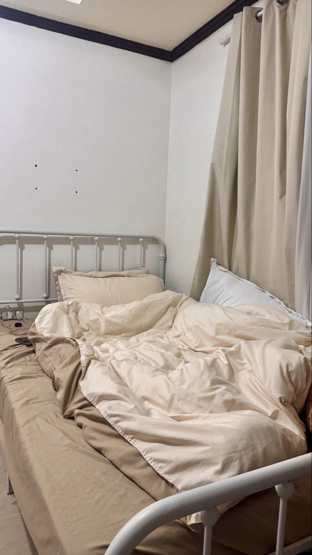 BED SET (Category: Bedding & Towels) located in Manila. Submitted by flyingyvon (Listing ID 1462042756, Image 2). Description: BED SET - Double size 4-in-1 bedsheet set - Includes: Duvet & duvet cover, fitted sheet, 2 pillowcases (pillow not included).