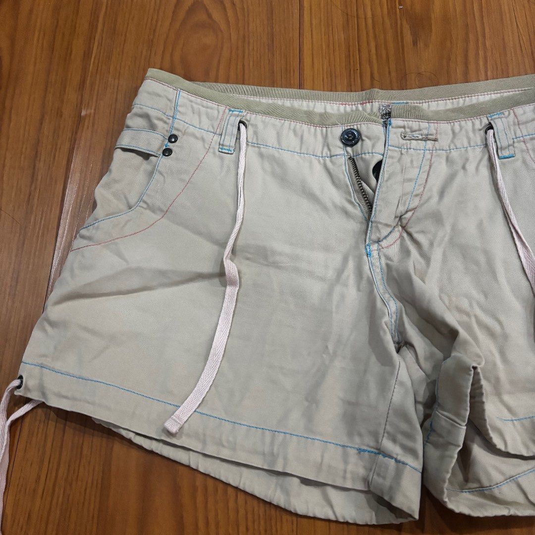 Beige Cargo Shorts with Drawstring Waist (Category: Shorts) located in Quezon City. Submitted by murafindsph (Listing ID 1462037513, Image 2). Description: - Beige cargo shorts - Size: Medium (M) - Adjustable drawstring waist - Multiple functional pockets - Stylish blue and red contrast stitching - Ideal for casual outings and outdoor adventures - Comfortable and versatile fit.