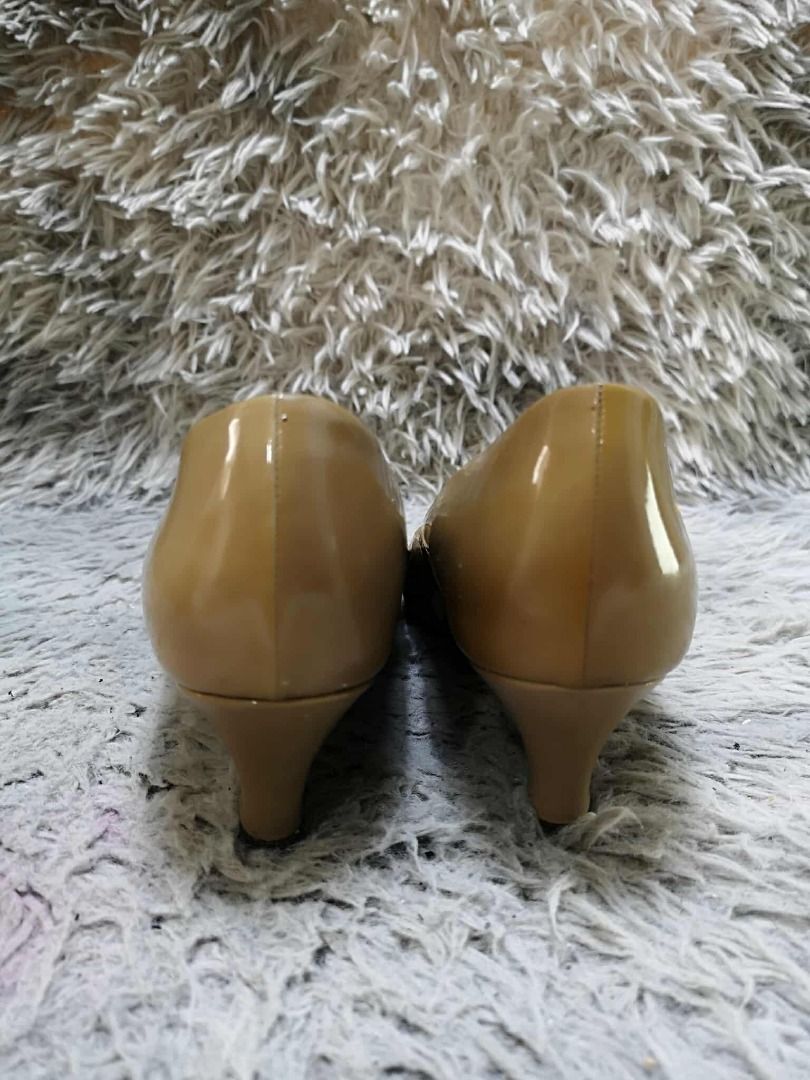 Beige Patent Leather Peep Toe Classic Wedge Pump (Category: Wedges) located in Santa Cruz. Submitted by jmy_surplus.2 (Listing ID 1462095572, Image 2). Description: Size ; 25cm Color ; Beige Type ; Wedge Brand ; No brand Material ; Leather Style ; Peep Toe Wedge Pump LR 170 JMY 4 Batch #220.