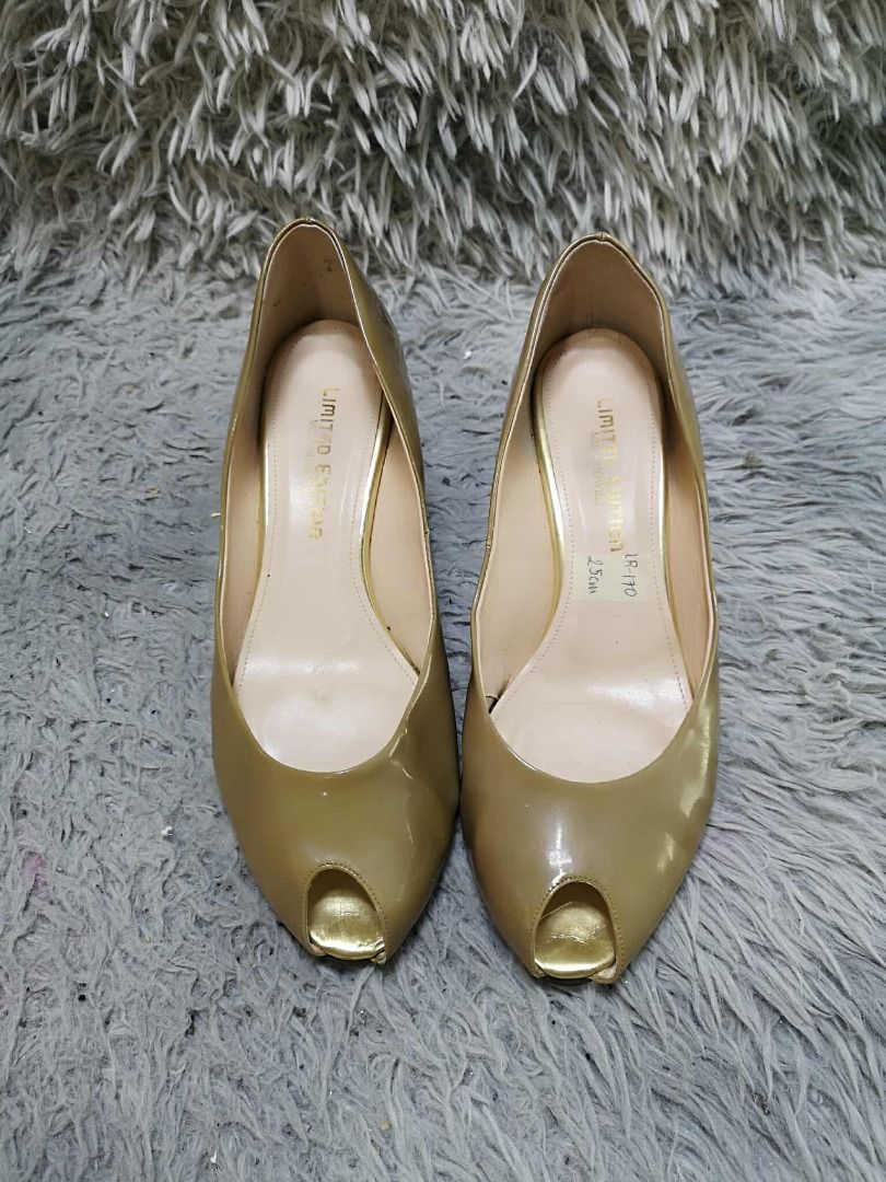 Beige Patent Leather Peep Toe Classic Wedge Pump (Category: Wedges) located in Santa Cruz. Submitted by jmy_surplus.2 (Listing ID 1462095572, Image 1). Description: Size ; 25cm Color ; Beige Type ; Wedge Brand ; No brand Material ; Leather Style ; Peep Toe Wedge Pump LR 170 JMY 4 Batch #220.