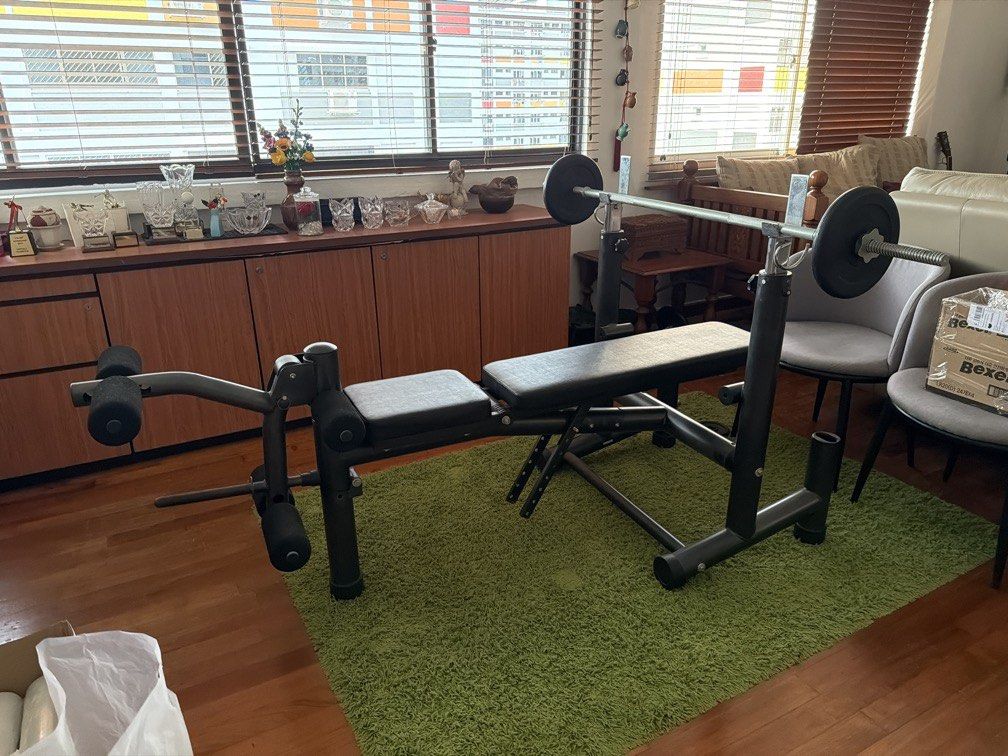 Bench Machine (Category: Weights & Dumbbells) located in Singapore. Submitted by daryllwr (Listing ID 1461331345, Image 2). Description: 1.4 to 1.5 to 1.115 m 2m comes with leggings and it is detachable .