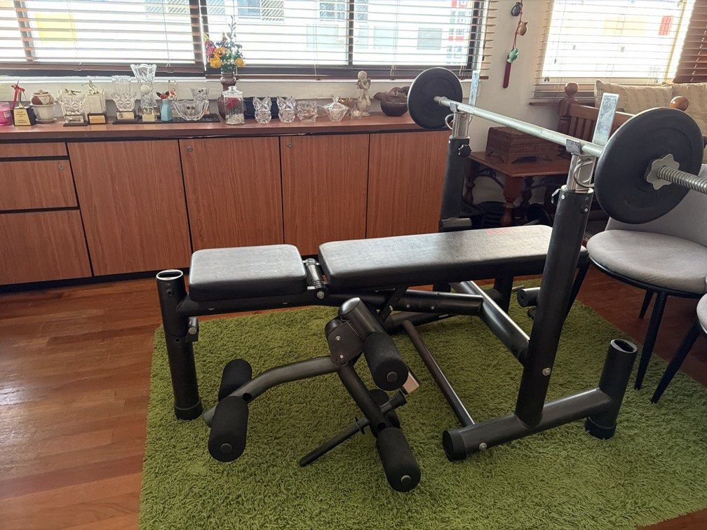 Bench Machine (Category: Weights & Dumbbells) located in Singapore. Submitted by daryllwr (Listing ID 1461331345, Image 3). Description: 1.4 to 1.5 to 1.115 m 2m comes with leggings and it is detachable .