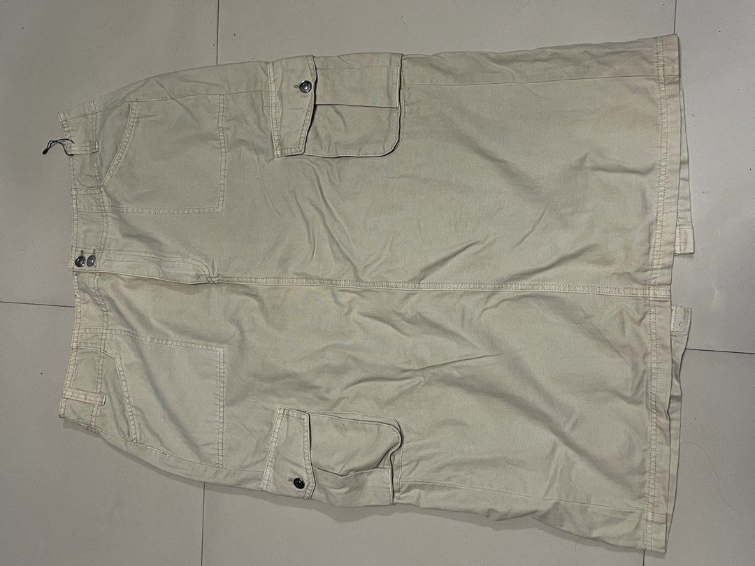 Bershka Beige Cargo Midi Skirt (Category: Skirts) located in Mandaluyong City. Submitted by prince_888 (Listing ID 1462097346, Image 2). Description: - Bershka beige cargo midi skirt - Size: 36 EUR - Pockets: Side and front - Closure: Button and zip - Origin: Made in Bangladesh -Negotiable .