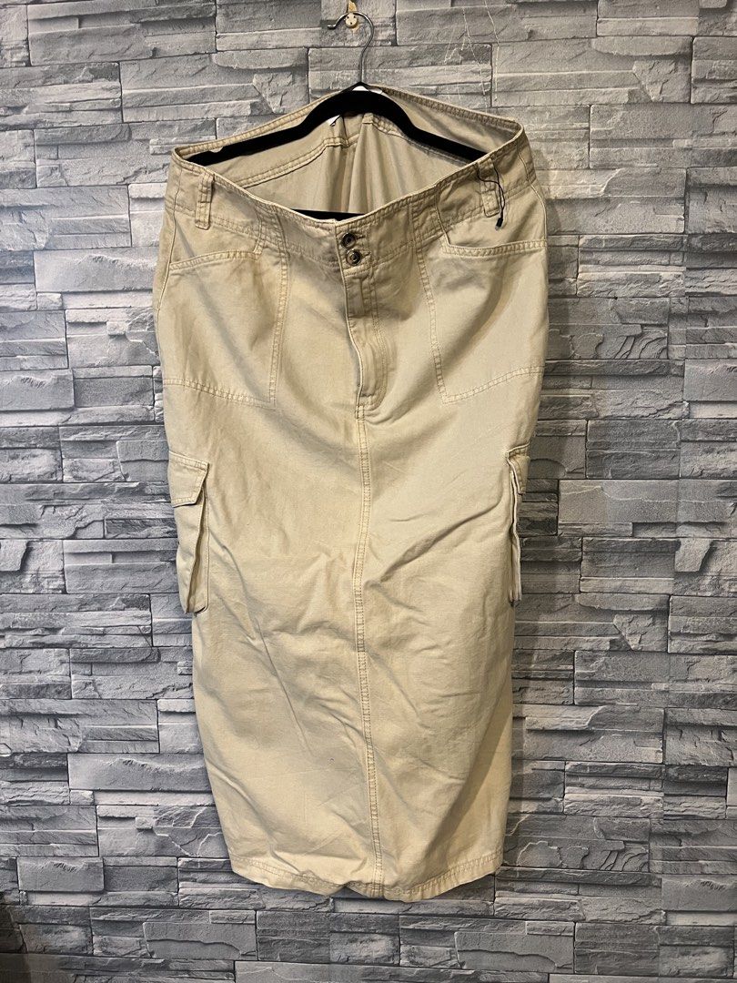Bershka Beige Cargo Midi Skirt (Category: Skirts) located in Mandaluyong City. Submitted by prince_888 (Listing ID 1462097346, Image 1). Description: - Bershka beige cargo midi skirt - Size: 36 EUR - Pockets: Side and front - Closure: Button and zip - Origin: Made in Bangladesh -Negotiable .