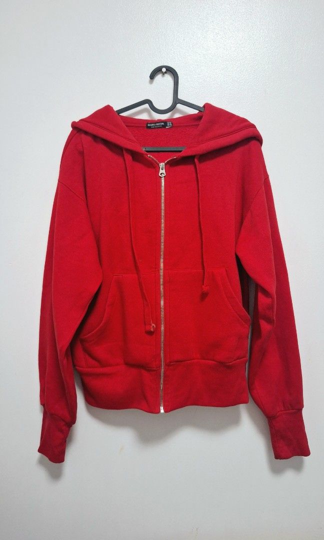 Bershka Red Hoodie (Category: Coats, Jackets and Outerwear) located in La Trinidad. Submitted by styled.traded (Listing ID 1462069008, Image 1). Description: Ganda ng pagka Red, M size.