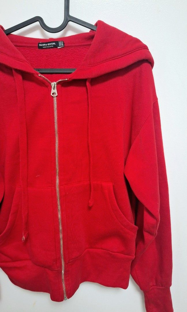 Bershka Red Hoodie (Category: Coats, Jackets and Outerwear) located in La Trinidad. Submitted by styled.traded (Listing ID 1462069008, Image 2). Description: Ganda ng pagka Red, M size.