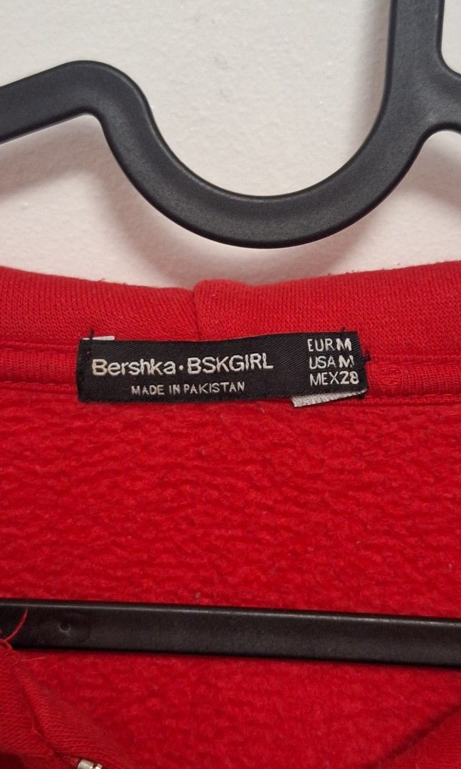 Bershka Red Hoodie (Category: Coats, Jackets and Outerwear) located in La Trinidad. Submitted by styled.traded (Listing ID 1462069008, Image 3). Description: Ganda ng pagka Red, M size.