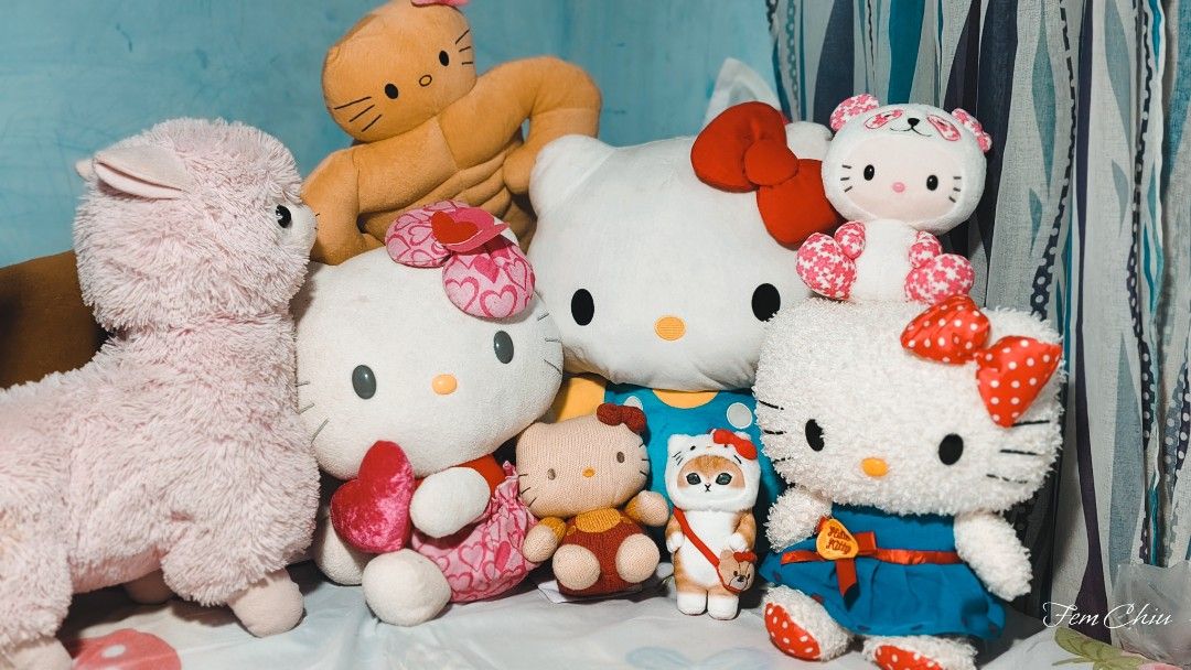 Big Hello Kitty stuff toy plush (Category: Plushies & Soft Toys) located in Pateros City. Submitted by soshifem (Listing ID 1462049766, Image 3). Description: needs wash jumbo size approximately 18-20 inches.
