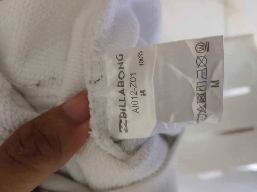 Billabong hoodie jacket (Category: Coats, Jackets and Outerwear) located in Surigao. Submitted by joshuabayang (Listing ID 1462160725, Image 3). Description: for sale pansabay ship bukas billabong hoodie jacket issue stain size medium but fit to large mop gcash mod j & t.