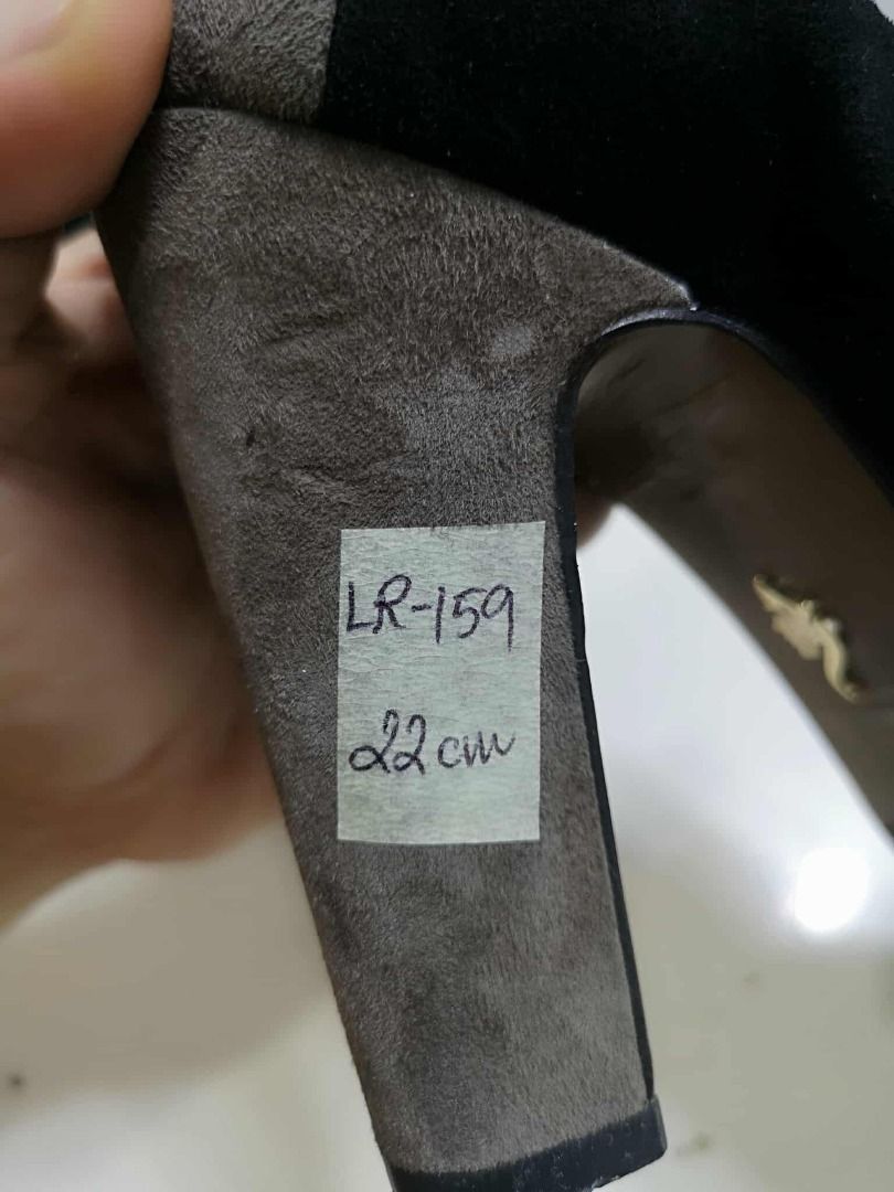 Black & Brown Suede High Healed Ankle Boots (Category: Boots) located in Santa Cruz. Submitted by jmy_surplus.2 (Listing ID 1462087139, Image 2). Description: Size ; 22cm Color ; Black & Brown Type ; Boots Brand ; No brand Material ; Leather Style ; Suede Leather Ankle Boots LR 159 JMY 4 Batch #220.