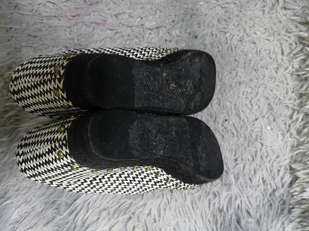 Black & White Chevron Patterned Platform Wedge Sandals (Category: Wedges) located in Santa Cruz. Submitted by jmy_surplus.2 (Listing ID 1462090317, Image 3). Description: Size ; 23cm Color ; White & Black Type ; Wedge Brand ; No brand Material ; Synthetic Style ; Peep Toe Chevron patterned Wedge Sandals LR 159 JMY 4 Batch #220.