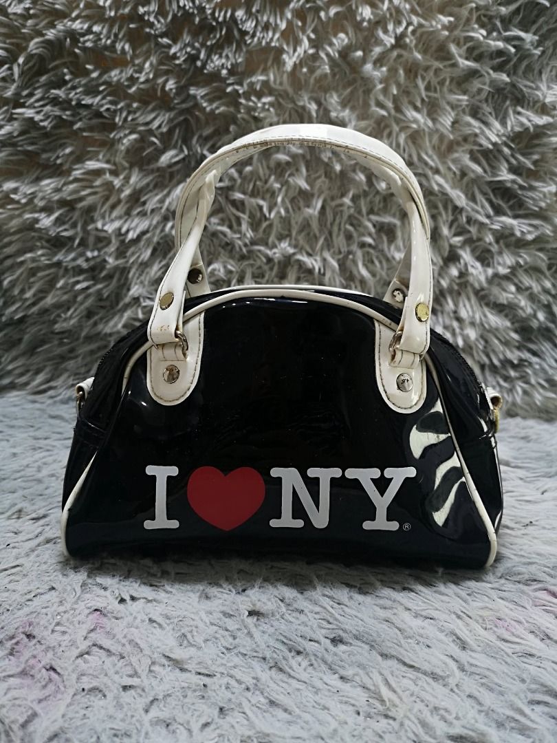 Black & White Mini Bowling Hand Bag (Category: Purses & Pouches) located in Santa Cruz. Submitted by jmy_surplus.2 (Listing ID 1462045488, Image 1). Description: Size ; L - 7 W - 9 Color ; Black , White Type ; Hand bag Brand ; No brand Material ; Synthetic Style ; Black & White Zipper Hand bag LR 164 JMY 4 Batch #220.