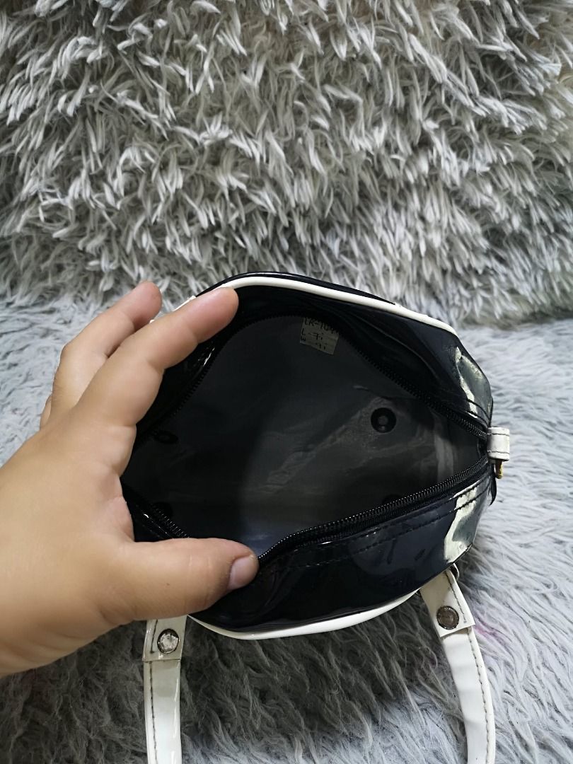 Black & White Mini Bowling Hand Bag (Category: Purses & Pouches) located in Santa Cruz. Submitted by jmy_surplus.2 (Listing ID 1462045488, Image 2). Description: Size ; L - 7 W - 9 Color ; Black , White Type ; Hand bag Brand ; No brand Material ; Synthetic Style ; Black & White Zipper Hand bag LR 164 JMY 4 Batch #220.