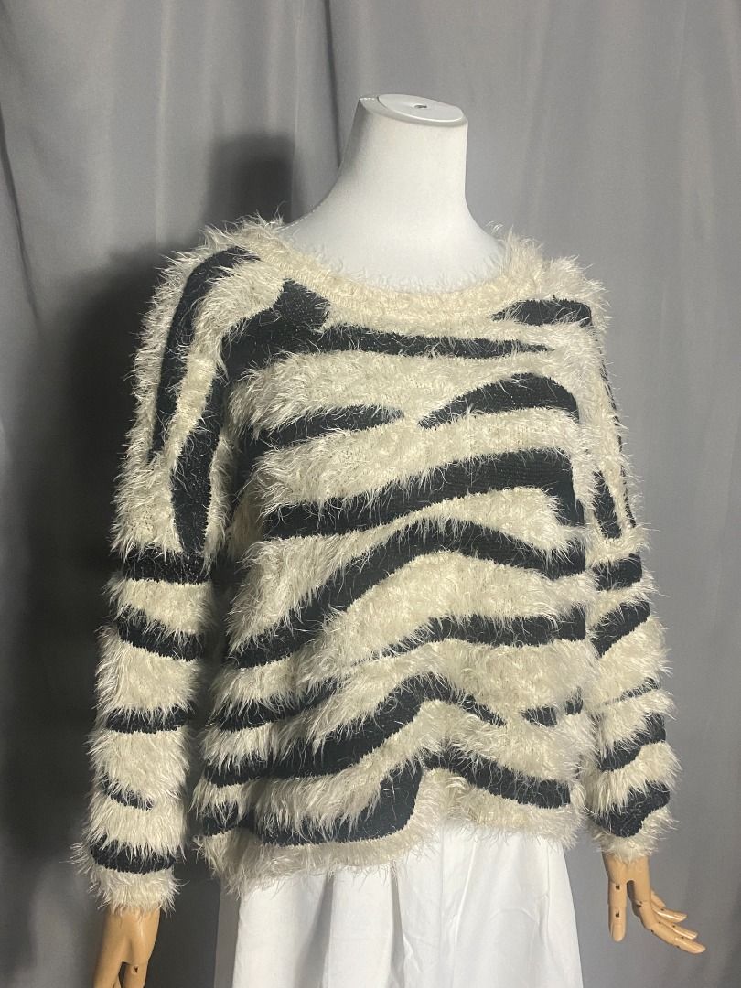 Black and Cream Fluffy pullover sweater (Category: Longsleeves) located in Las Pinas. Submitted by ipickyou (Listing ID 1462183931, Image 2). Description: Unwashed Condition: 10/10 𝗠𝗲𝗮𝘀𝘂𝗿𝗲𝗺𝗲𝗻𝘁𝘀 𝘄𝗵𝗲𝗻 𝗹𝗮𝗶𝗱 𝗳𝗹𝗮𝘁: -Armpit to armpit: 24” -Length: 21” .