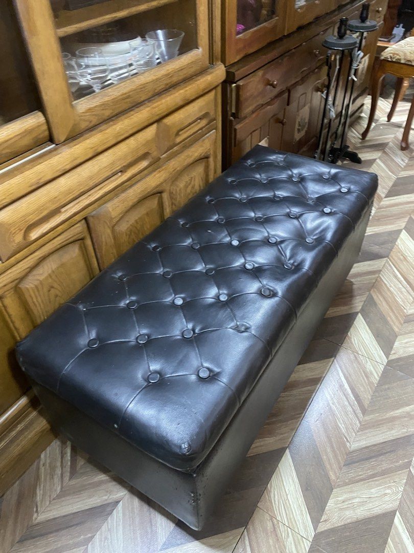 Black Button-Tufted Storage Bench (Category: Other Home Furniture) located in Carmona. Submitted by myy_yy (Listing ID 1462148009, Image 2). Description: ✨ Features: Classic button-tufted upholstery Black leather/faux-leather finish Spacious rectangular design Provides both seating and storage Elegant, timeless look Suitable for bedroom, living room, entryway, or dressing area 📏 Dimensions: 35cm × 110cm × 45cm 💰 Price: ₱3000 📍 Location: Dasma,