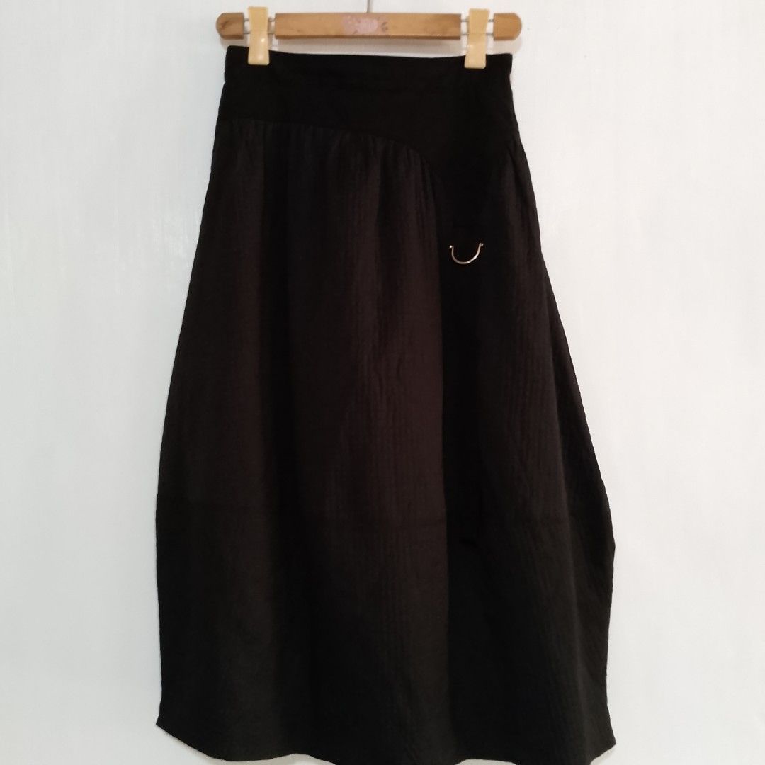 Black Cocoon Midi / Maxi Skirt (Category: Skirts) located in Tuguegarao City. Submitted by thriftedtreasures101.1 (Listing ID 1462107158, Image 2). Description: ‎Cocoon Silhouette: Often used for more modern, architectural pieces where the volume is smooth, curved and structured rather than puffy. It can be a maxi skirt for shorter women or a midi skirt for taller women. Slightly used, in very good condition. Color may vary due to lighting. Measu