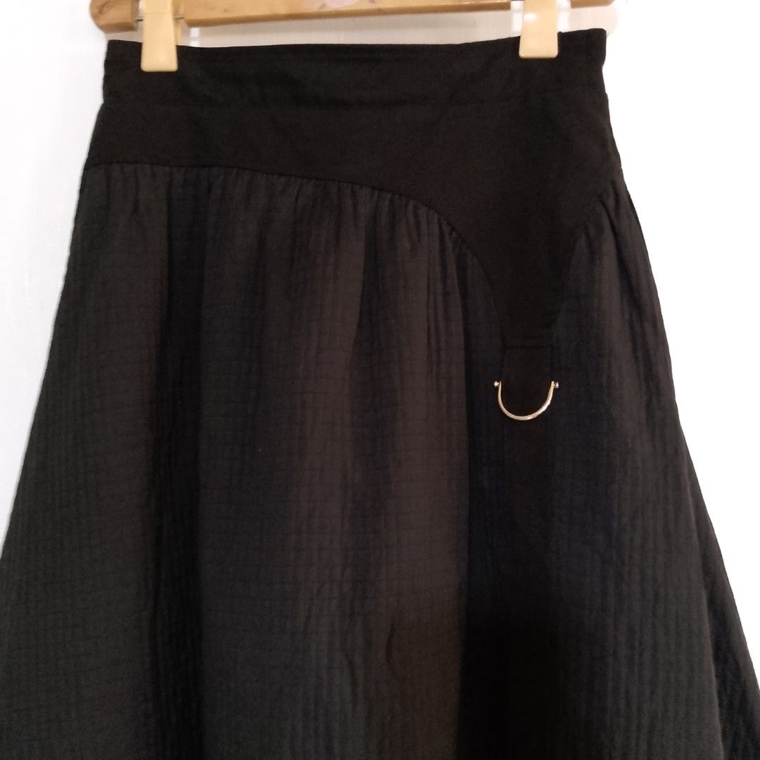 Black Cocoon Midi / Maxi Skirt (Category: Skirts) located in Tuguegarao City. Submitted by thriftedtreasures101.1 (Listing ID 1462107158, Image 3). Description: ‎Cocoon Silhouette: Often used for more modern, architectural pieces where the volume is smooth, curved and structured rather than puffy. It can be a maxi skirt for shorter women or a midi skirt for taller women. Slightly used, in very good condition. Color may vary due to lighting. Measu