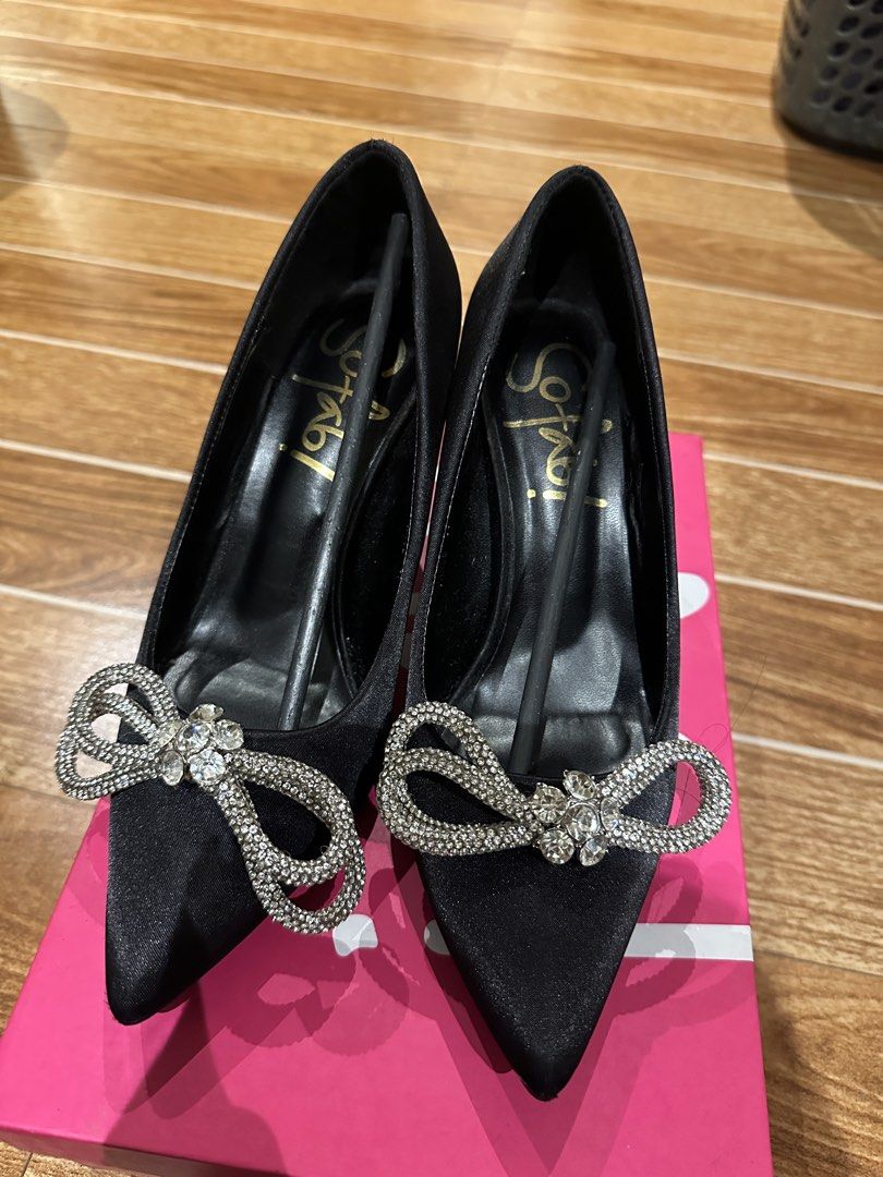 Black Heels (Category: Heels) located in Rizal. Submitted by amarettosourrr (Listing ID 1462206848, Image 1). Description: - Black heels - Pointed toe design - Embellished with sparkly rhinestone bows on the front - Ideal for night outs or special occasions - Includes original box -used only once for graduation.
