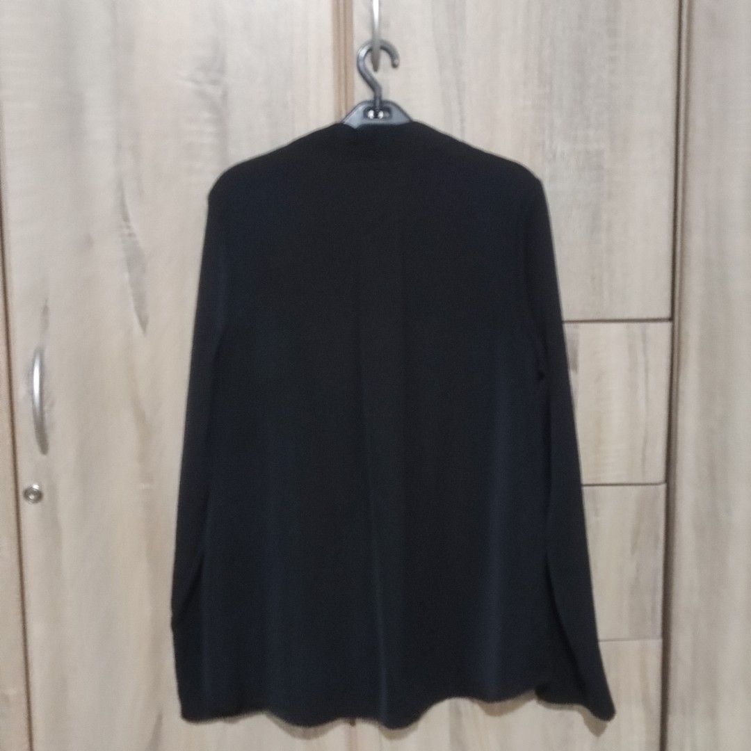 Black long sleeves blouse (Category: Blouses) located in Mandaluyong City. Submitted by thriftythirty (Listing ID 1462078384, Image 2). Description: Buttonless Used once Great for corporate girlies Looks great with a blazer (see when worn photo).