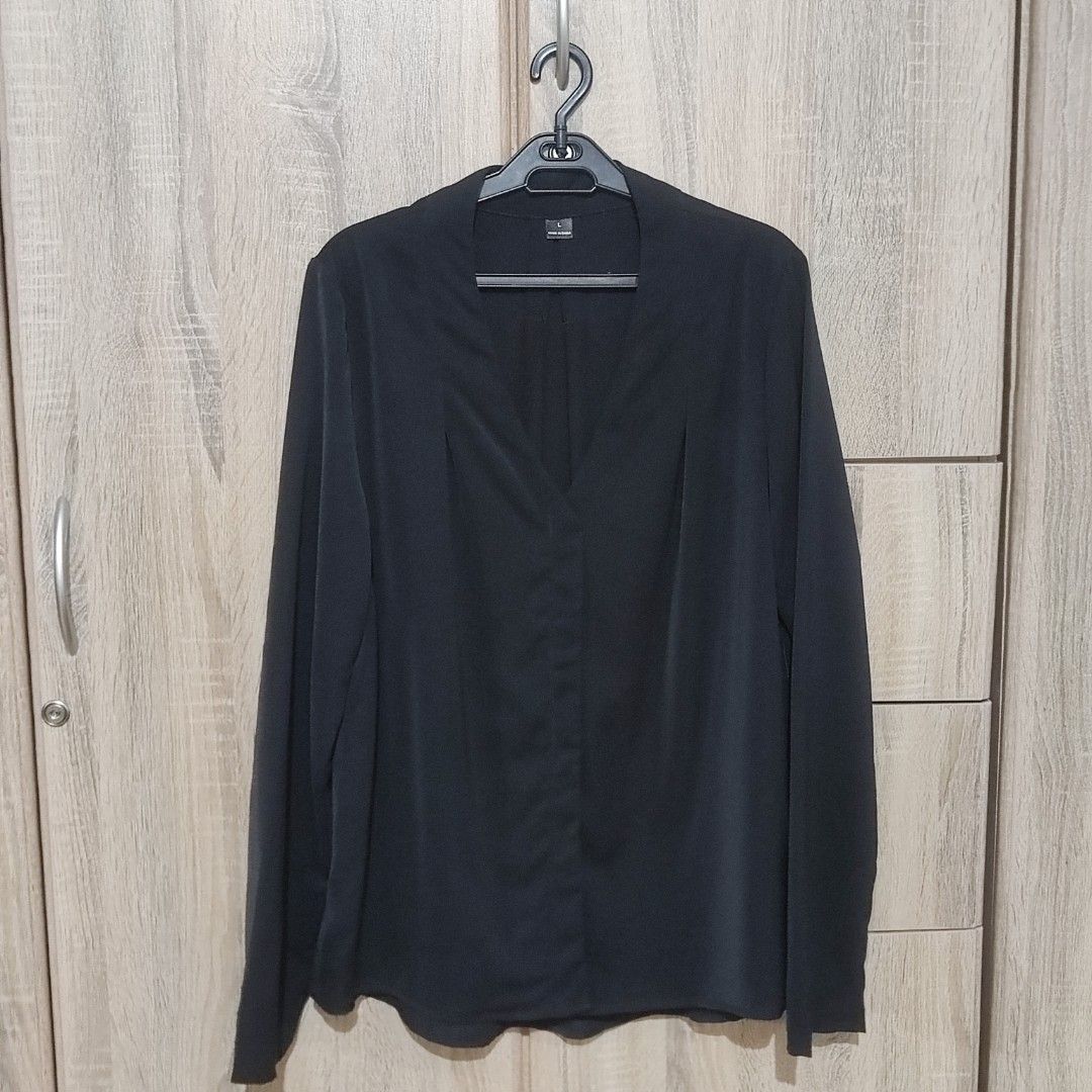 Black long sleeves blouse (Category: Blouses) located in Mandaluyong City. Submitted by thriftythirty (Listing ID 1462078384, Image 1). Description: Buttonless Used once Great for corporate girlies Looks great with a blazer (see when worn photo).