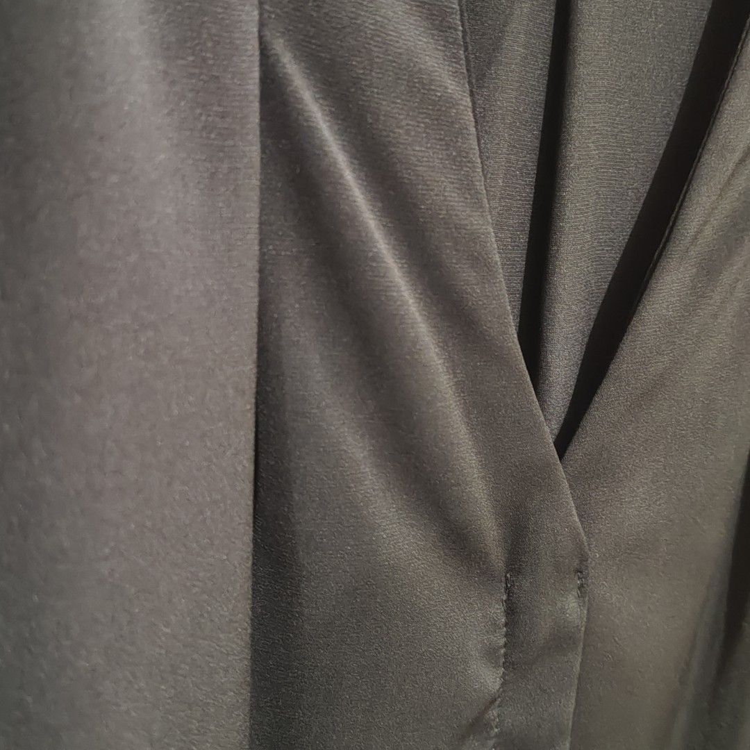 Black long sleeves blouse (Category: Blouses) located in Mandaluyong City. Submitted by thriftythirty (Listing ID 1462078384, Image 3). Description: Buttonless Used once Great for corporate girlies Looks great with a blazer (see when worn photo).