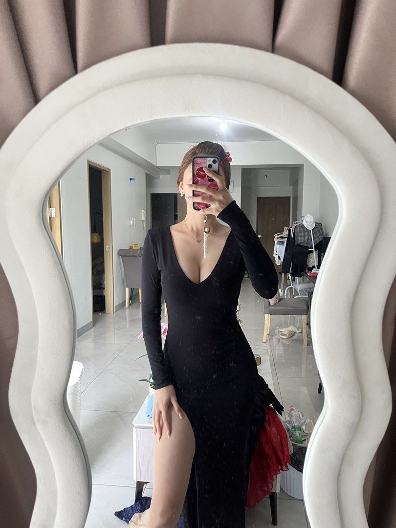 Black long sleeves Gowns (Category: Evening dresses & gowns) located in Paranaque City. Submitted by lalalavae (Listing ID 1462248435, Image 2). Description: Small to medium.