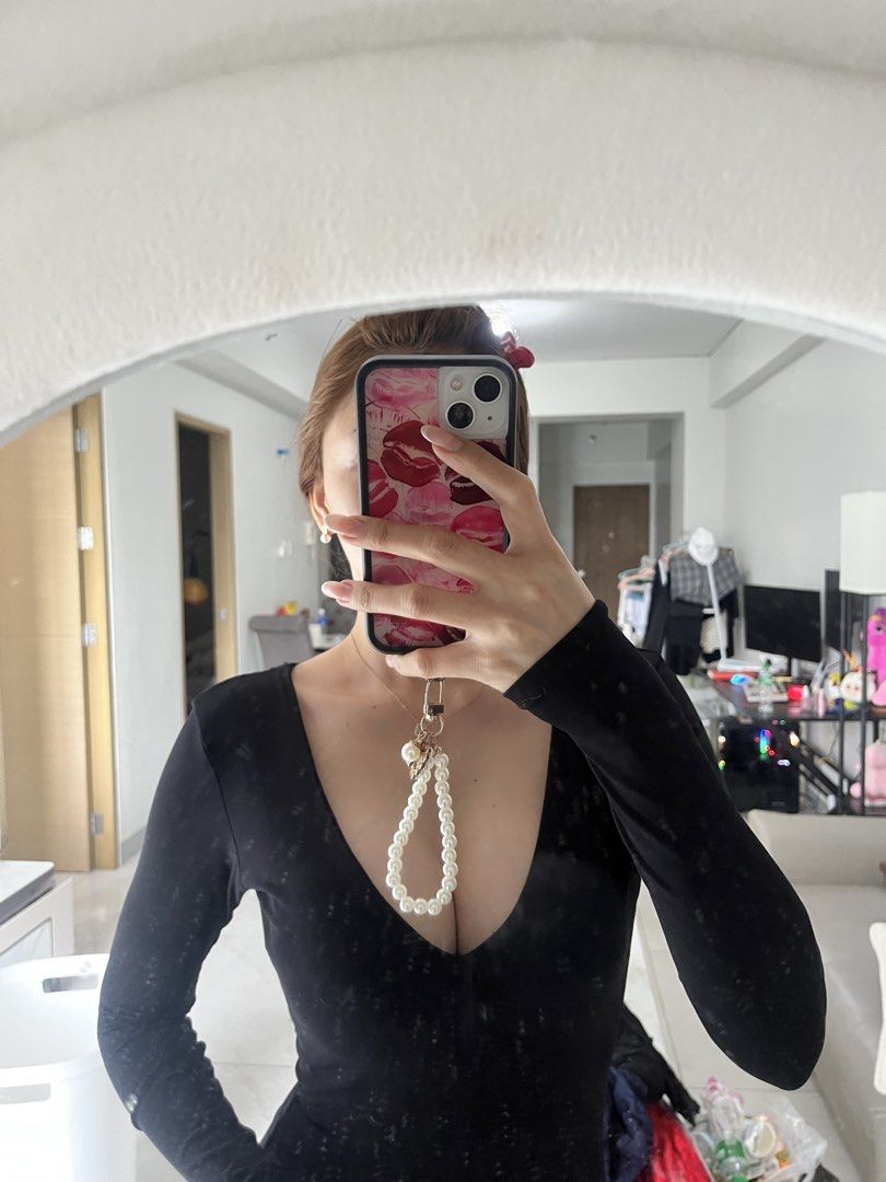 Black long sleeves Gowns (Category: Evening dresses & gowns) located in Paranaque City. Submitted by lalalavae (Listing ID 1462248435, Image 3). Description: Small to medium.