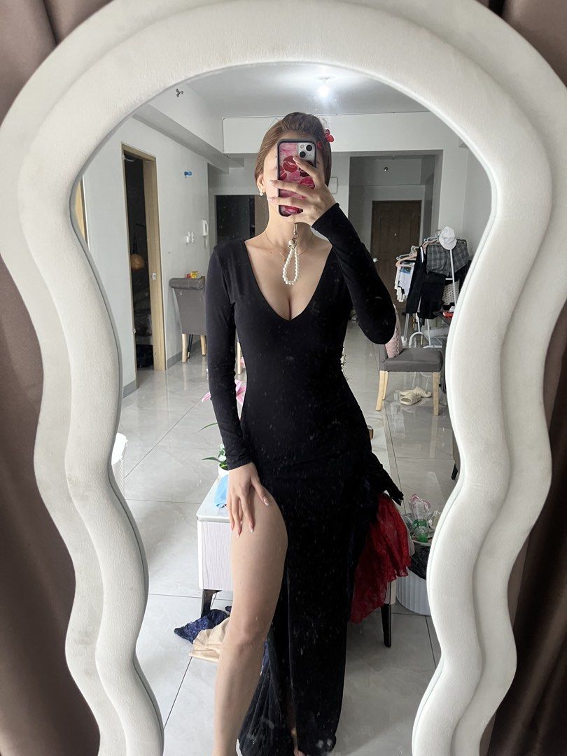 Black long sleeves Gowns (Category: Evening dresses & gowns) located in Paranaque City. Submitted by lalalavae (Listing ID 1462248435, Image 1). Description: Small to medium.
