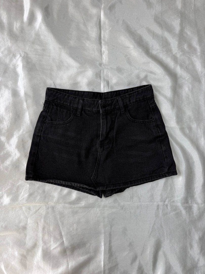 Black mini denim skort (Category: Skirts) located in Bulacan. Submitted by byppishh__ (Listing ID 1462166606, Image 3). Description: Size: L (ON TAG) Waist: 28-29” Length: 12” In good condition! 🔖130 .