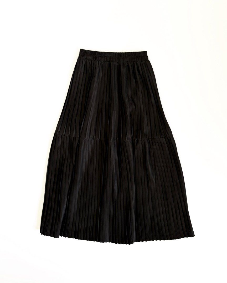 Black Pleated Midi Skirt (Category: Skirts) located in Tarlac. Submitted by kr_closet (Listing ID 1462217535, Image 1). Description: - Black midi skirt - Pleated design - Comfortable elastic waistband - Fabric with a slight sheen - Versatile for dressing up or down - Pairs well with simple tops.