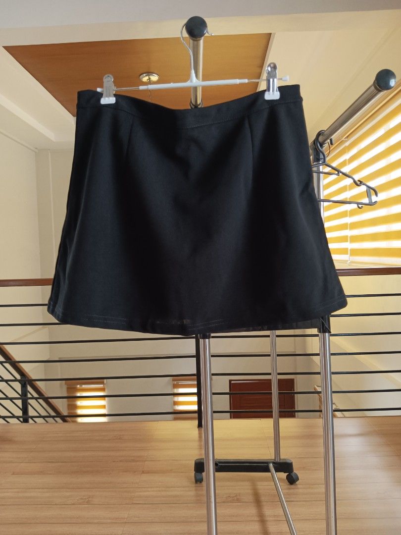 Black skirt with slit (Category: Skirts) located in Manila. Submitted by yraeclub (Listing ID 1462090713, Image 2). Description: with inner shorts ♡ size: S.