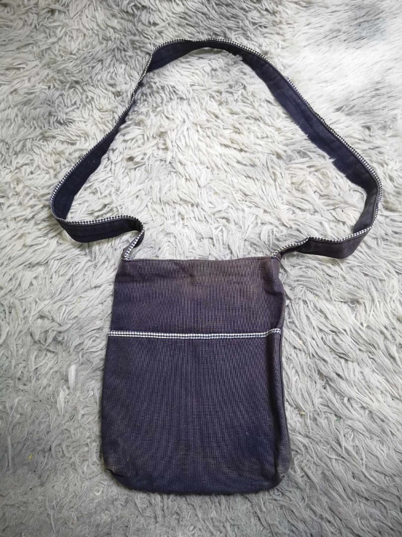Black Sling Bag With Front Pocket (Category: Cross-body Bags) located in Santa Cruz. Submitted by jmy_surplus.2 (Listing ID 1462100286, Image 1). Description: Size ; L - 9.5 W - 8 Color ; Black Type ; Sling Bag Brand ; No Brand Material ; Nylon Style ; Black Mini Sling Bag LR 129 JMY 1 Batch #221.