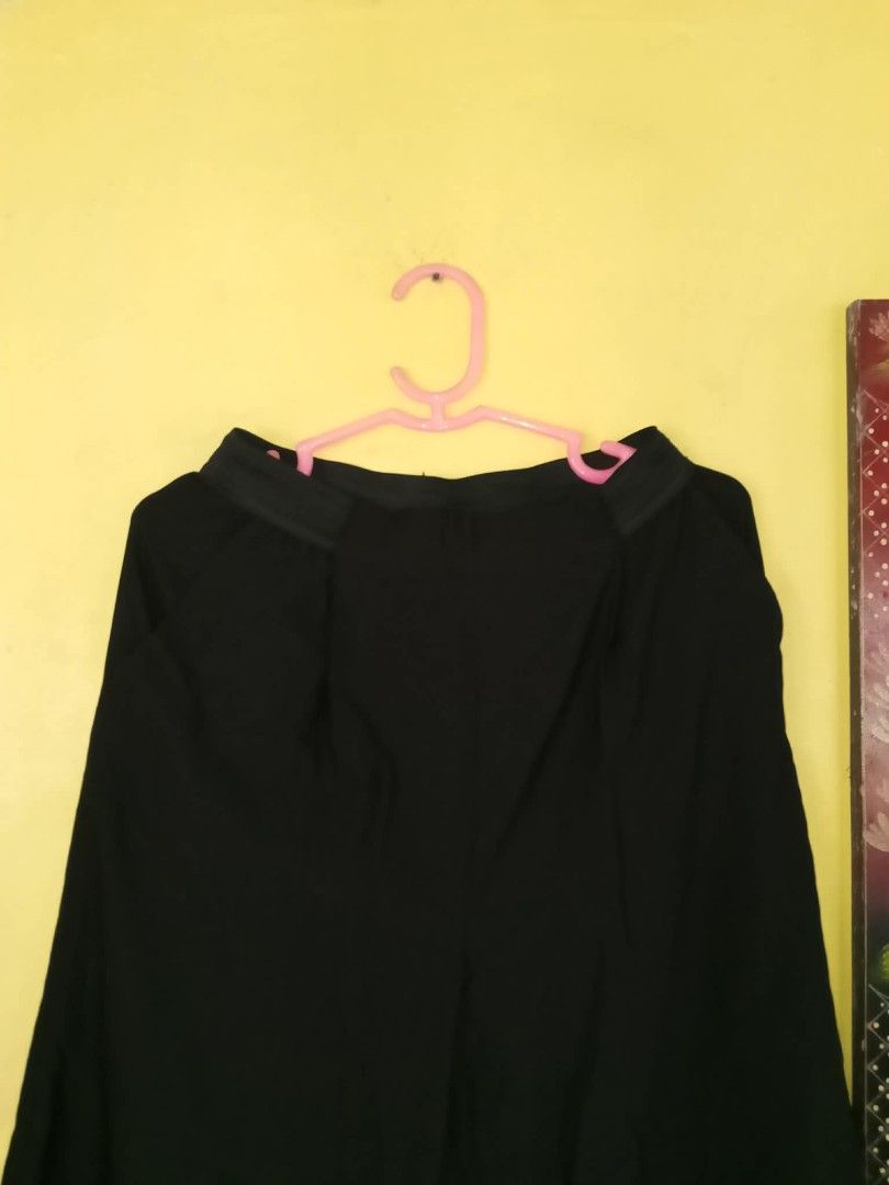 Black Square Pants Size: Medium (Category: Other Bottoms) located in Navotas City. Submitted by vanilla_sandalwood (Listing ID 1462075541, Image 2). Description: -Brand: RR yu-yu -Size: Medium -Color: Black -Stretchy -Garterize waist -Ukay Japan Bale -Square Pants Black.