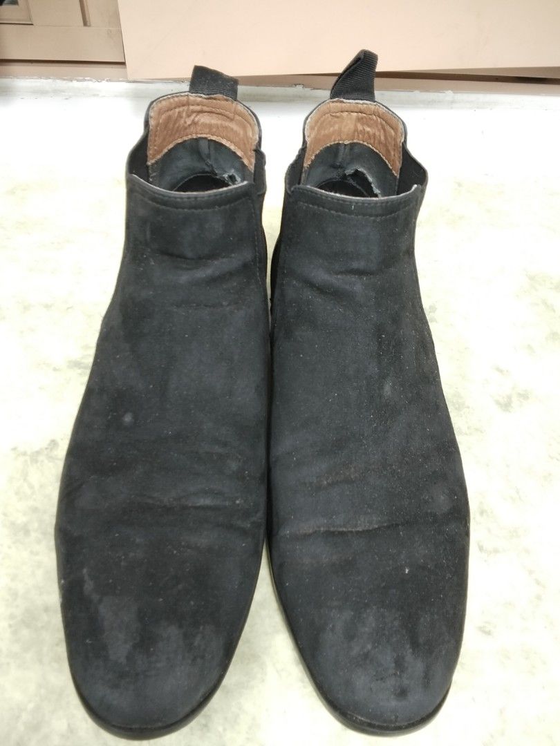 Black Suede Chelsea Boots (Category: Boots) located in Manila. Submitted by jeansuaco942346 (Listing ID 1462123407, Image 1). Description: - Classic black suede Chelsea boots - Easy slip-on design with elastic side panels - Convenient pull tabs at the back - Versatile for various outfits.