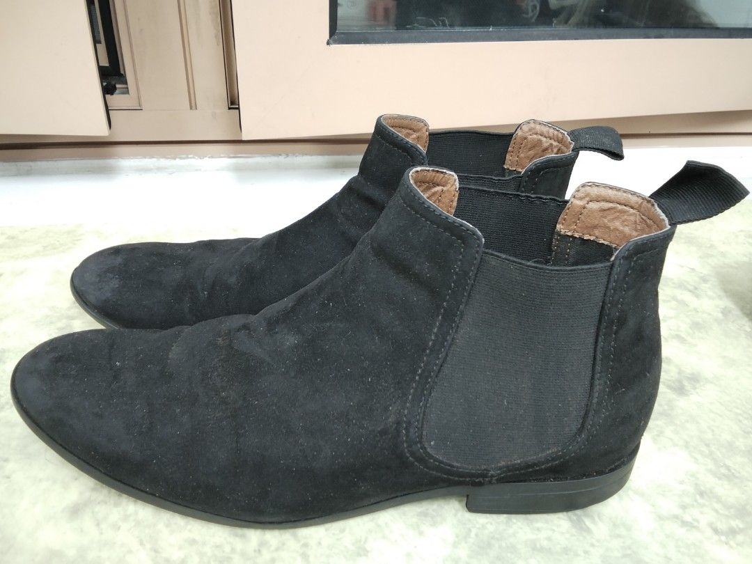 Black Suede Chelsea Boots (Category: Boots) located in Manila. Submitted by jeansuaco942346 (Listing ID 1462123407, Image 3). Description: - Classic black suede Chelsea boots - Easy slip-on design with elastic side panels - Convenient pull tabs at the back - Versatile for various outfits.