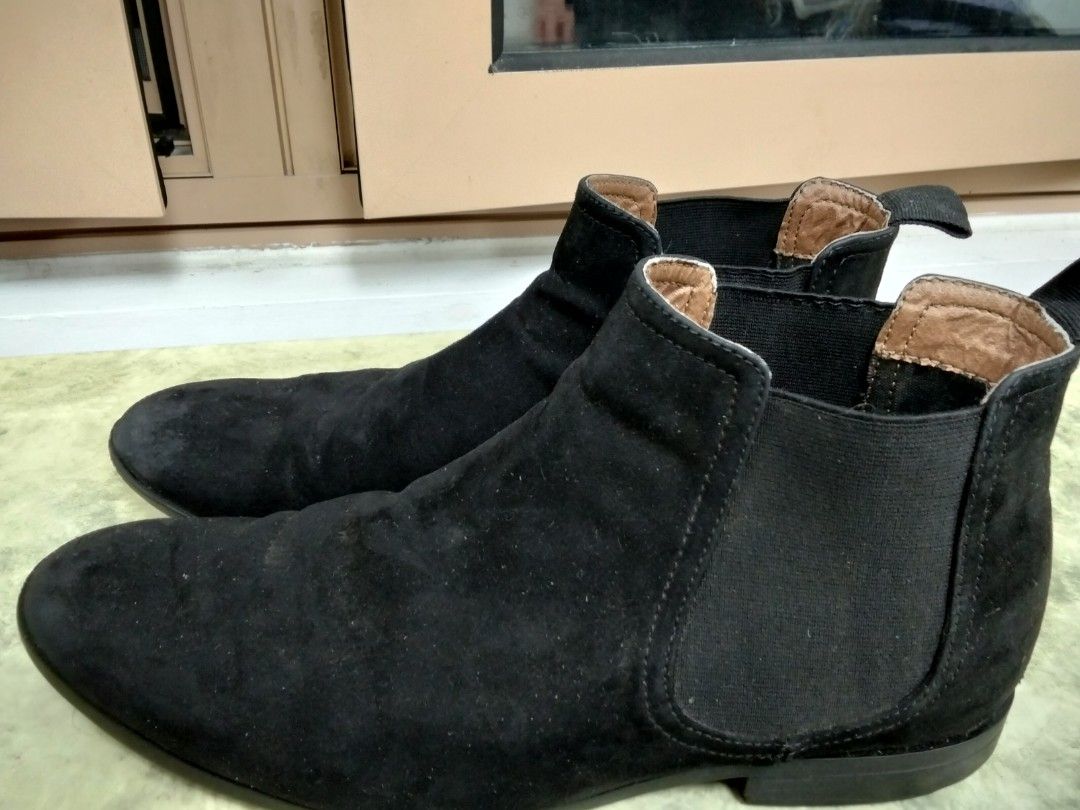 Black Suede Chelsea Boots (Category: Boots) located in Manila. Submitted by jeansuaco942346 (Listing ID 1462123407, Image 2). Description: - Classic black suede Chelsea boots - Easy slip-on design with elastic side panels - Convenient pull tabs at the back - Versatile for various outfits.