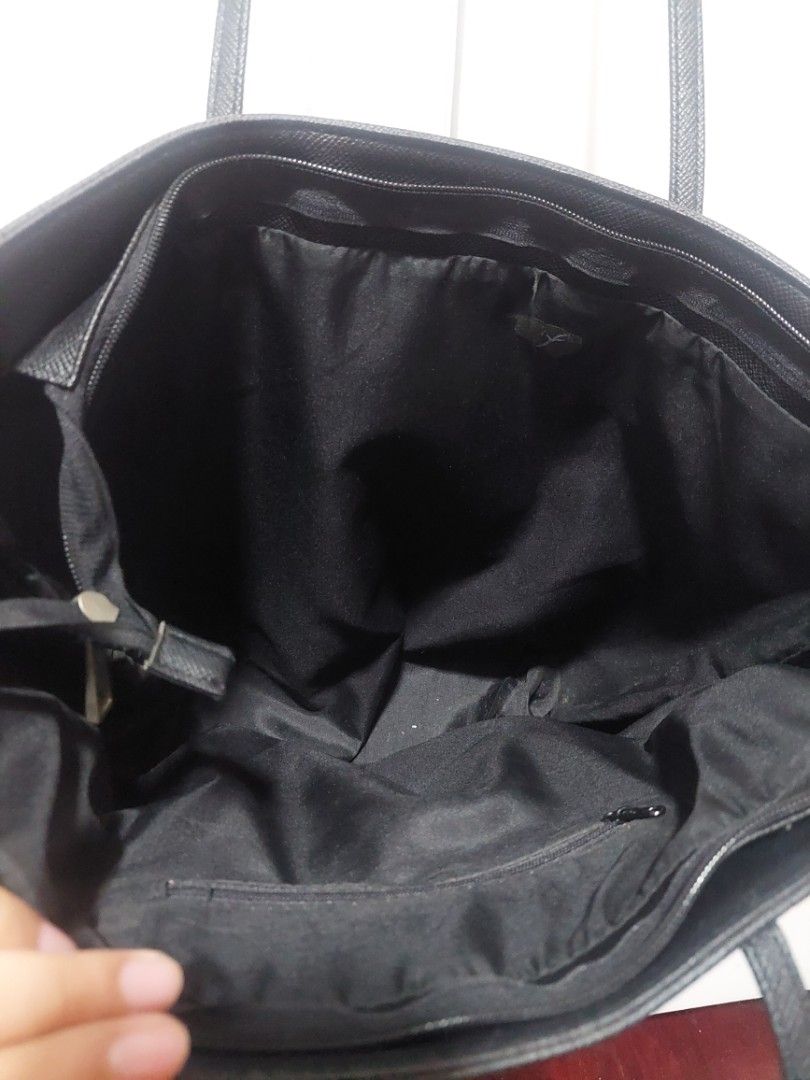 Black Tote Bag with Pouch (Category: Tote Bags) located in Valenzuela. Submitted by joliyanaa (Listing ID 1462184288, Image 2). Description: - Classic black tote bag - Includes a small matching pouch - Interior zippered pocket for essentials - Sturdy and reliable handles - Ample space for everyday items or work necessities - Ideal for daily use or professional settings.