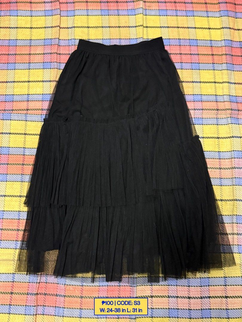 Black Tulle Tiered Maxi Skirt (Category: Skirts) located in Baliuag. Submitted by from.linea (Listing ID 1462078368, Image 1). Description: W: 24-38 in L: 31 in.