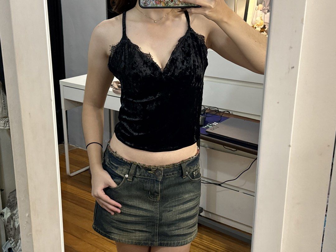 Black velvet sleeveless Top (Category: Sleeveless) located in Paranaque City. Submitted by celinegab (Listing ID 1462194673, Image 1). Description: .
