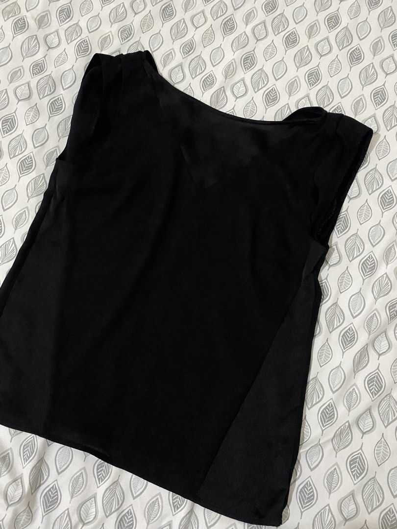 Black V-neck Top (Category: Others Tops) located in Quezon City. Submitted by irldn_ (Listing ID 1462175577, Image 1). Description: - never been used.