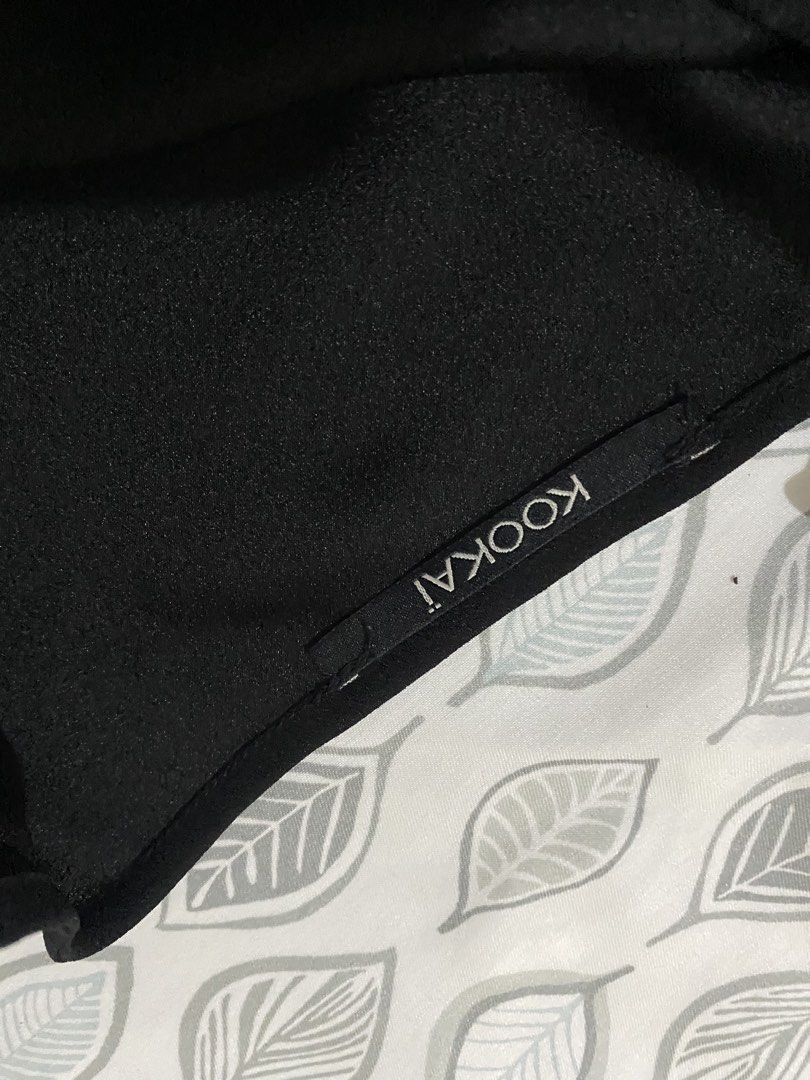 Black V-neck Top (Category: Others Tops) located in Quezon City. Submitted by irldn_ (Listing ID 1462175577, Image 3). Description: - never been used.