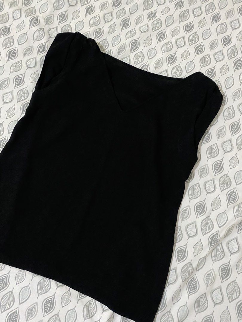 Black V-neck Top (Category: Others Tops) located in Quezon City. Submitted by irldn_ (Listing ID 1462175577, Image 2). Description: - never been used.